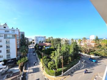 KKTC Girne Merkezde Çarşıya Yürüyüş Mesafesinde Deniz Manzaralı Satılık 1+1 Eşyalı Daire