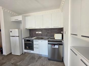 KKTC Girne Merkezde Çarşıya Yürüyüş Mesafesinde Deniz Manzaralı Satılık 1+1 Eşyalı Daire