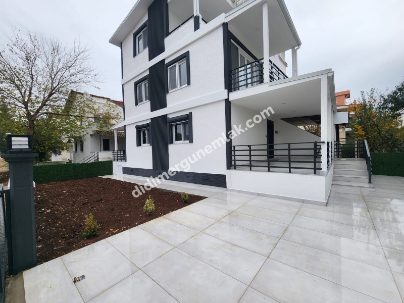 DİDİM ALTINKUM MAHALLESİ'NDE YEŞİLKENT YOLUNA YAKIN MASRAFSIZ MÜSTAKİL BAHÇELİ 4+1 SATILIK VİLLA