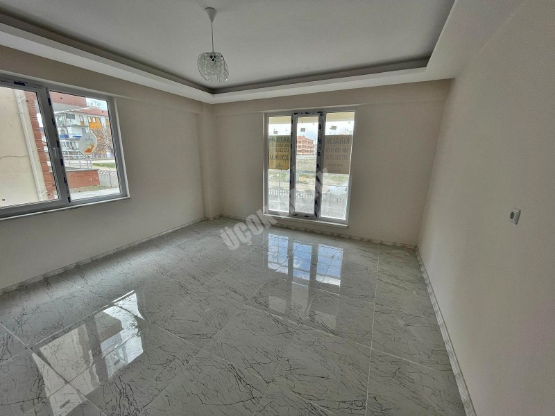 AFYON ÜÇOK EMLAKTAN MAREŞAL F ÇAKMAK MAH SATILIK 3+1 LÜX DAİRE
