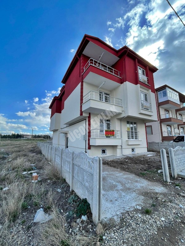 AFYON ÜÇOK EMLAKTAN MAREŞAL F ÇAKMAK MAH SATILIK 3+1 LÜX DAİRE