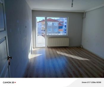 MUDANYA ÖMERBEY'DE  İÇİ KOMPLE YENİLENMİŞ ARA KAT 2+1 DAİRE