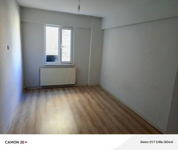 MUDANYA ÖMERBEY'DE  İÇİ KOMPLE YENİLENMİŞ ARA KAT 2+1 DAİRE