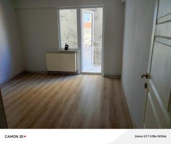 MUDANYA ÖMERBEY'DE  İÇİ KOMPLE YENİLENMİŞ ARA KAT 2+1 DAİRE