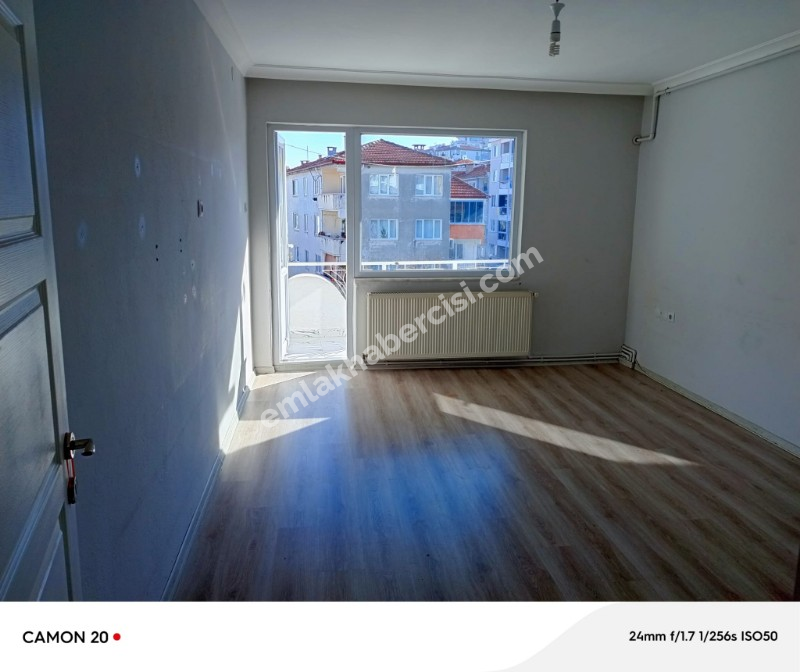 MUDANYA ÖMERBEY'DE  İÇİ KOMPLE YENİLENMİŞ ARA KAT 2+1 DAİRE