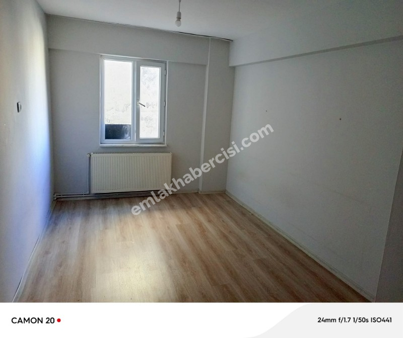 MUDANYA ÖMERBEY'DE  İÇİ KOMPLE YENİLENMİŞ ARA KAT 2+1 DAİRE