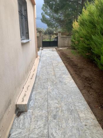  ALTINKUM MAHALLESİ’NDE DENİZE YAKIN, EŞYALI, ÖN CEPHE DAİRE! 