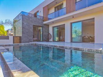 Kıbrıs Girne Çatalköy Bölgesinde Özel Yüzme Havuzlu 4+1 Lüks Modern Satılık Villalar