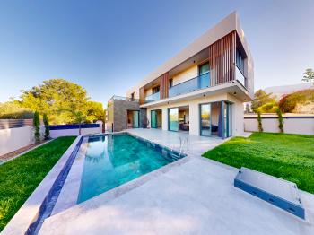 Kıbrıs Girne Çatalköy Bölgesinde Özel Yüzme Havuzlu 4+1 Lüks Modern Satılık Villalar