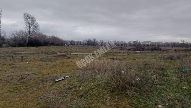 AFYYON ÜÇOK EMLAKTAN İHSANİYE KAYIHAN  KUNDUZLU KÖYÜNDE 28.300M² SATILIK TARLA 