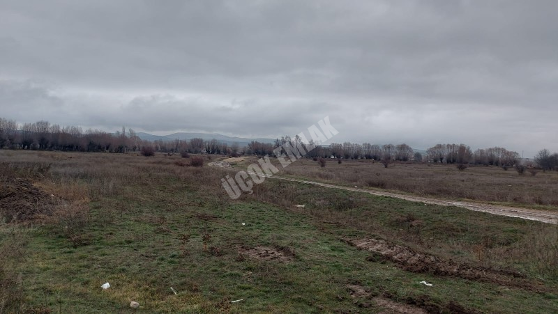 AFYYON ÜÇOK EMLAKTAN İHSANİYE KAYIHAN  KUNDUZLU KÖYÜNDE 28.300M² SATILIK TARLA 