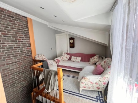 Çırçır'da Cadde'de Otoparklı Asansörlü Bina'da 3+1 Satılık Dubleks