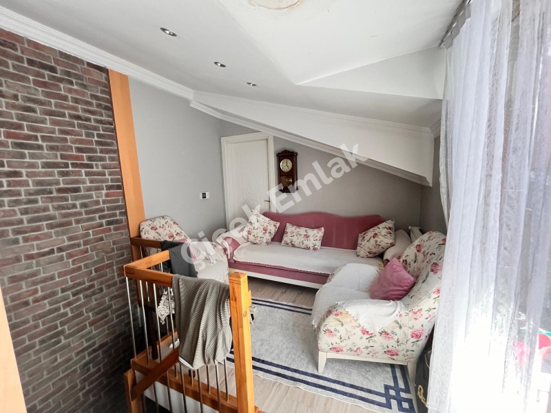 Çırçır'da Cadde'de Otoparklı Asansörlü Bina'da 3+1 Satılık Dubleks