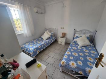  ÇAMLIK MAHALLESİ’NDE HAVUZLU SİTE İÇERİSİNDE SATILIK EŞYALI 2+1 DAİRE