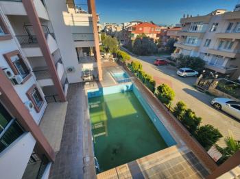  ÇAMLIK MAHALLESİ’NDE HAVUZLU SİTE İÇERİSİNDE SATILIK EŞYALI 2+1 DAİRE