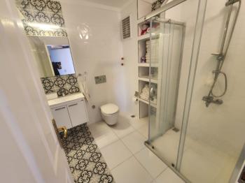  ÇAMLIK MAHALLESİ’NDE HAVUZLU SİTE İÇERİSİNDE SATILIK EŞYALI 2+1 DAİRE