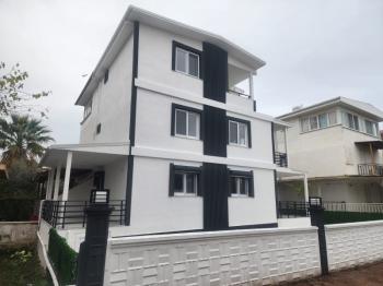 DİDİM ALTINKUM MAHALLESİ'NDE YEŞİLKENT YOLUNA YAKIN MASRAFSIZ MÜSTAKİL BAHÇELİ 4+1 SATILIK VİLLA