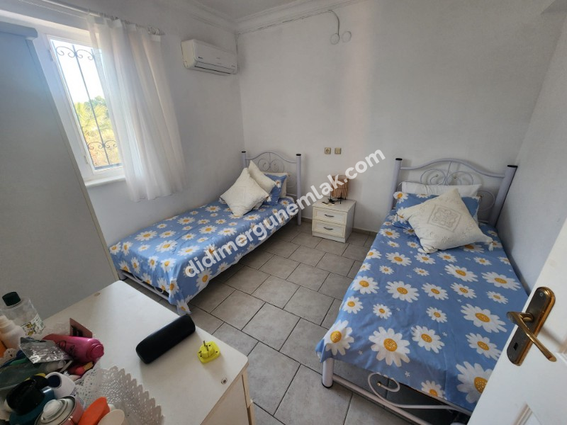  ÇAMLIK MAHALLESİ’NDE HAVUZLU SİTE İÇERİSİNDE SATILIK EŞYALI 2+1 DAİRE