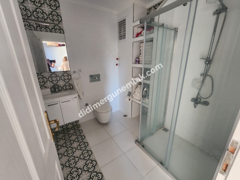  ÇAMLIK MAHALLESİ’NDE HAVUZLU SİTE İÇERİSİNDE SATILIK EŞYALI 2+1 DAİRE