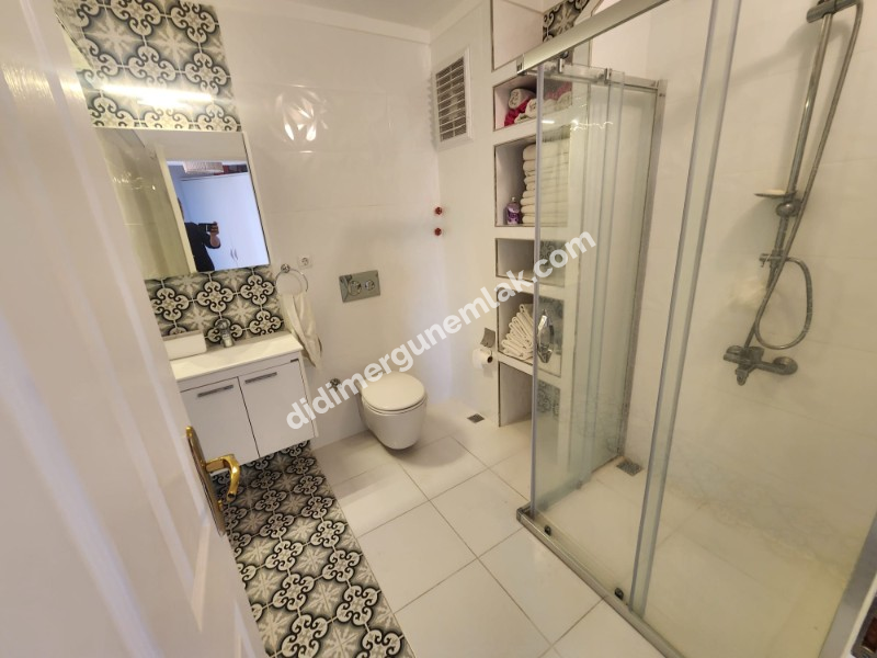  ÇAMLIK MAHALLESİ’NDE HAVUZLU SİTE İÇERİSİNDE SATILIK EŞYALI 2+1 DAİRE