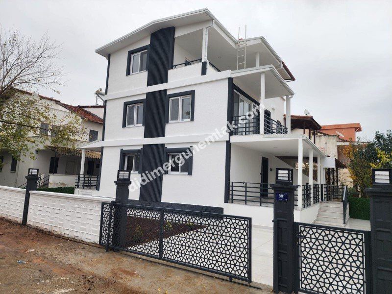 DİDİM ALTINKUM MAHALLESİ'NDE YEŞİLKENT YOLUNA YAKIN MASRAFSIZ MÜSTAKİL BAHÇELİ 4+1 SATILIK VİLLA