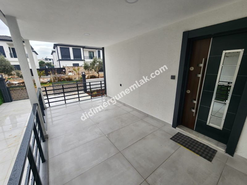 DİDİM ALTINKUM MAHALLESİ'NDE YEŞİLKENT YOLUNA YAKIN MASRAFSIZ MÜSTAKİL BAHÇELİ 4+1 SATILIK VİLLA