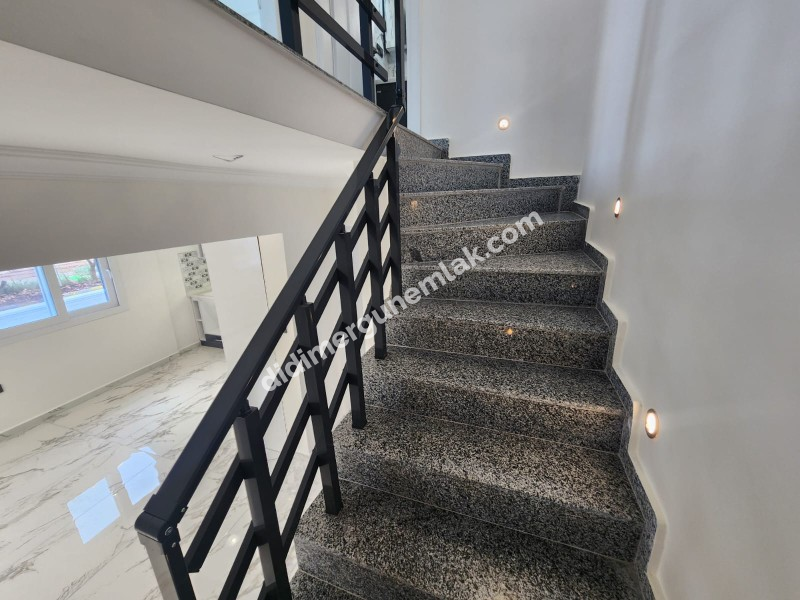 DİDİM ALTINKUM MAHALLESİ'NDE YEŞİLKENT YOLUNA YAKIN MASRAFSIZ MÜSTAKİL BAHÇELİ 4+1 SATILIK VİLLA