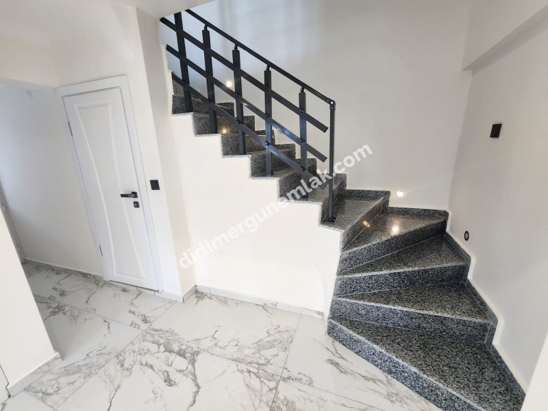 DİDİM ALTINKUM MAHALLESİ'NDE YEŞİLKENT YOLUNA YAKIN MASRAFSIZ MÜSTAKİL BAHÇELİ 4+1 SATILIK VİLLA