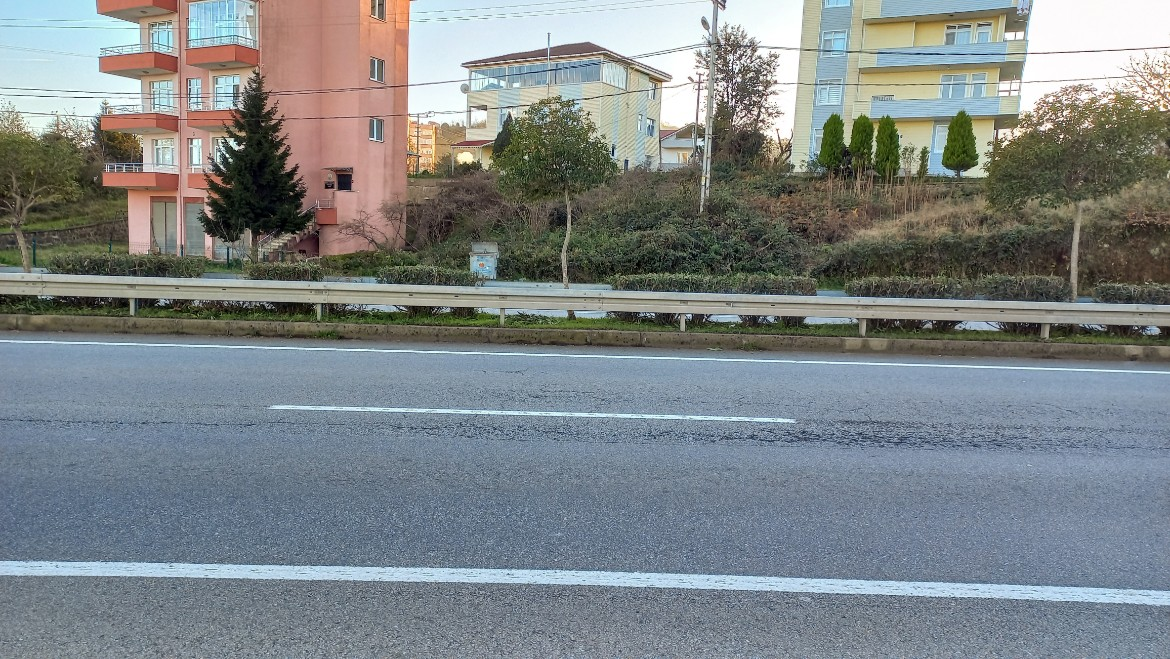 TRABZON BEŞİKDÜZÜ ADACIK'TA SATILIK 414 M2 ARSA ANA YOLA SIFIR