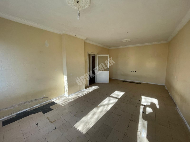 AFYON ÜÇOK EMLAKTAN DUMLUPINAR MAH SATILIK 2+1 MERKEZİ KONUMDA DAİRE