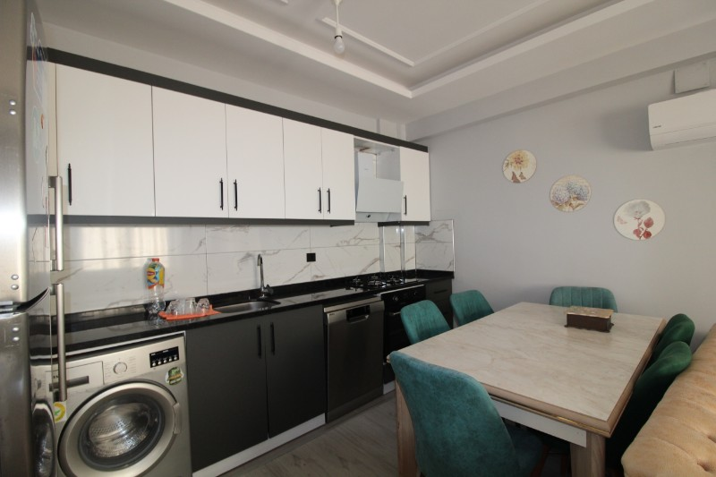 ASLAN'DAN KUYULUK'TA HAVUZLU SİTE İÇİ FULL EŞYALI KİRALIK 2+1