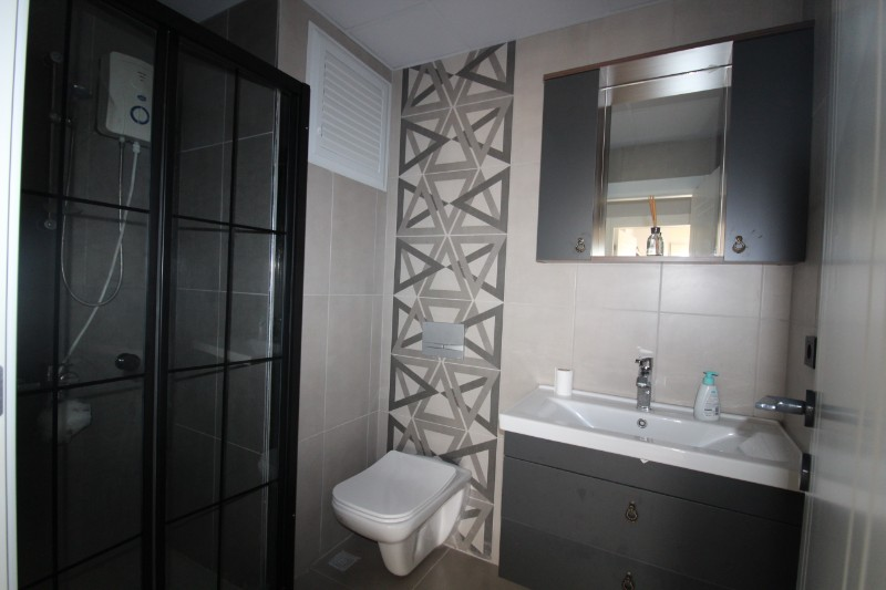 ASLAN'DAN KUYULUK'TA HAVUZLU SİTE İÇİ FULL EŞYALI KİRALIK 2+1