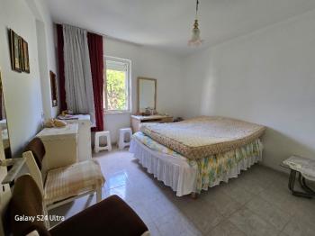 KUŞADASINDA PLAJA VE DENİZE  200 METRE SİTE İÇERİSİNDE SATILIK DAİRESİ