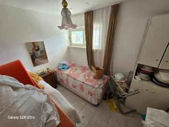 KUŞADASINDA PLAJA VE DENİZE  200 METRE SİTE İÇERİSİNDE SATILIK DAİRESİ