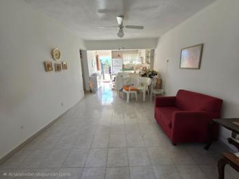 KUŞADASINDA PLAJA VE DENİZE  200 METRE SİTE İÇERİSİNDE SATILIK DAİRESİ