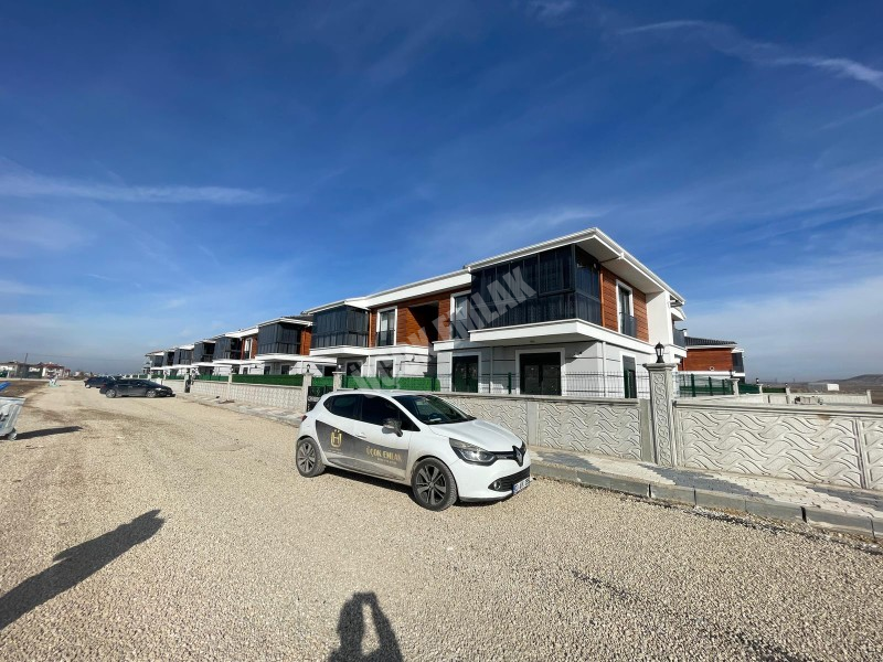 AFYON ÜÇOK EMLAKTAN HOCA AHMET YESEVİ MAH SATILIK SIFIR 3+1 LÜX DAİRE