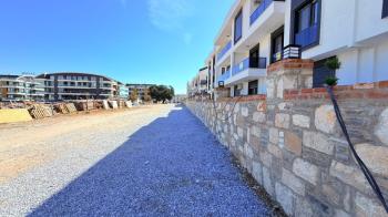  ALTINKUM’DA HAVUZLU SİTE İÇERİSİNDE DENİZE 400 MT MESAFEDE BAHÇE KATTA 2+1 AÇIK MUTFAKLI SIFIR DAİRE 