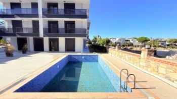  ALTINKUM’DA HAVUZLU SİTE İÇERİSİNDE DENİZE 400 MT MESAFEDE BAHÇE KATTA 2+1 AÇIK MUTFAKLI SIFIR DAİRE 