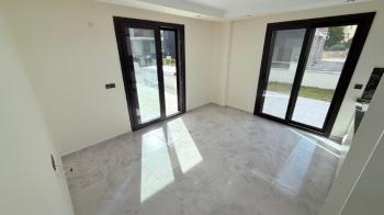  ALTINKUM’DA HAVUZLU SİTE İÇERİSİNDE DENİZE 400 MT MESAFEDE BAHÇE KATTA 2+1 AÇIK MUTFAKLI SIFIR DAİRE 