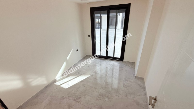  ALTINKUM’DA HAVUZLU SİTE İÇERİSİNDE DENİZE 400 MT MESAFEDE BAHÇE KATTA 2+1 AÇIK MUTFAKLI SIFIR DAİRE 