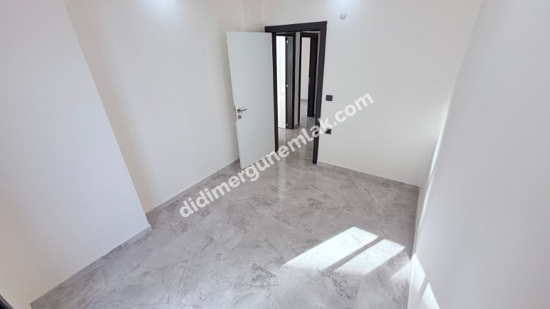  ALTINKUM’DA HAVUZLU SİTE İÇERİSİNDE DENİZE 400 MT MESAFEDE BAHÇE KATTA 2+1 AÇIK MUTFAKLI SIFIR DAİRE 