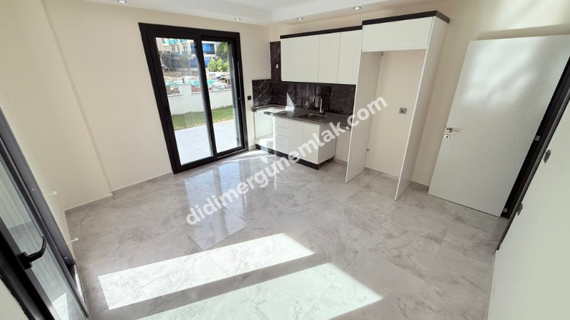  ALTINKUM’DA HAVUZLU SİTE İÇERİSİNDE DENİZE 400 MT MESAFEDE BAHÇE KATTA 2+1 AÇIK MUTFAKLI SIFIR DAİRE 