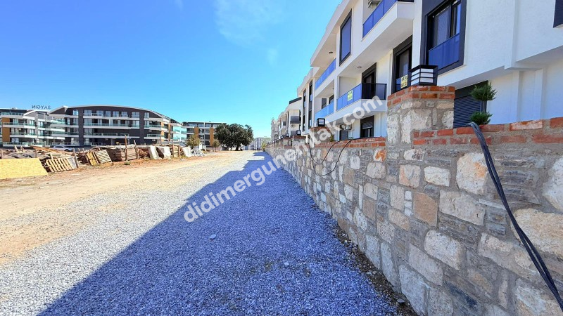  ALTINKUM’DA HAVUZLU SİTE İÇERİSİNDE DENİZE 400 MT MESAFEDE BAHÇE KATTA 2+1 AÇIK MUTFAKLI SIFIR DAİRE 