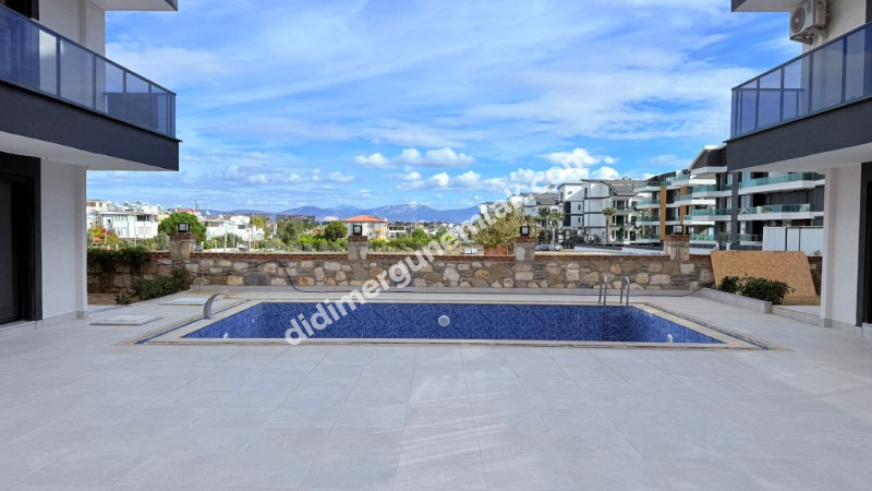  ALTINKUM’DA HAVUZLU SİTE İÇERİSİNDE DENİZE 400 MT MESAFEDE BAHÇE KATTA 2+1 AÇIK MUTFAKLI SIFIR DAİRE 