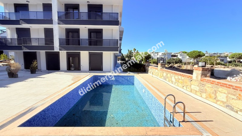  ALTINKUM’DA HAVUZLU SİTE İÇERİSİNDE DENİZE 400 MT MESAFEDE BAHÇE KATTA 2+1 AÇIK MUTFAKLI SIFIR DAİRE 