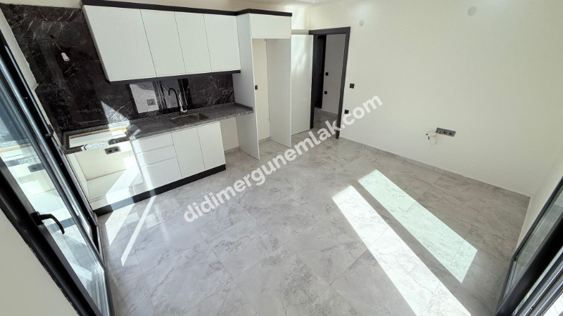  ALTINKUM’DA HAVUZLU SİTE İÇERİSİNDE DENİZE 400 MT MESAFEDE BAHÇE KATTA 2+1 AÇIK MUTFAKLI SIFIR DAİRE 