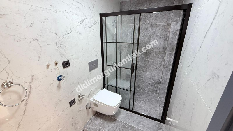  ALTINKUM’DA HAVUZLU SİTE İÇERİSİNDE DENİZE 400 MT MESAFEDE BAHÇE KATTA 2+1 AÇIK MUTFAKLI SIFIR DAİRE 