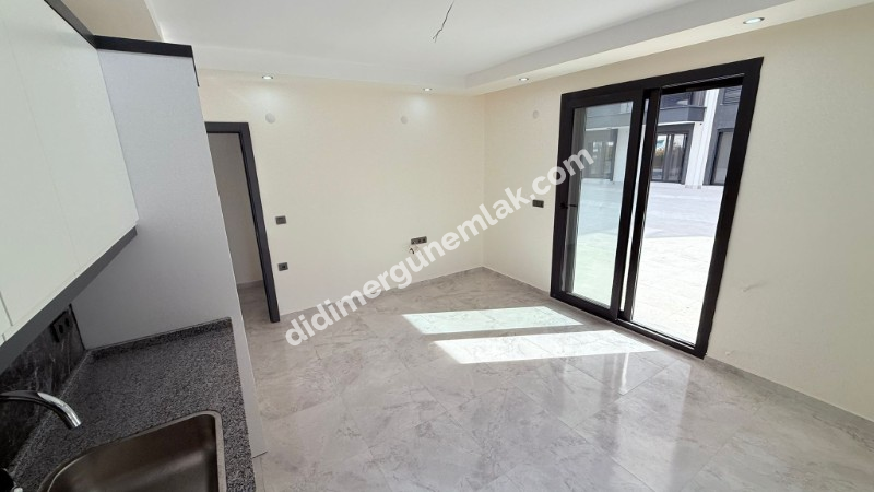  ALTINKUM’DA HAVUZLU SİTE İÇERİSİNDE DENİZE 400 MT MESAFEDE BAHÇE KATTA 2+1 AÇIK MUTFAKLI SIFIR DAİRE 