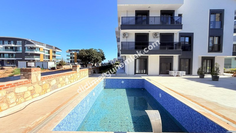  ALTINKUM’DA HAVUZLU SİTE İÇERİSİNDE DENİZE 400 MT MESAFEDE BAHÇE KATTA 2+1 AÇIK MUTFAKLI SIFIR DAİRE 