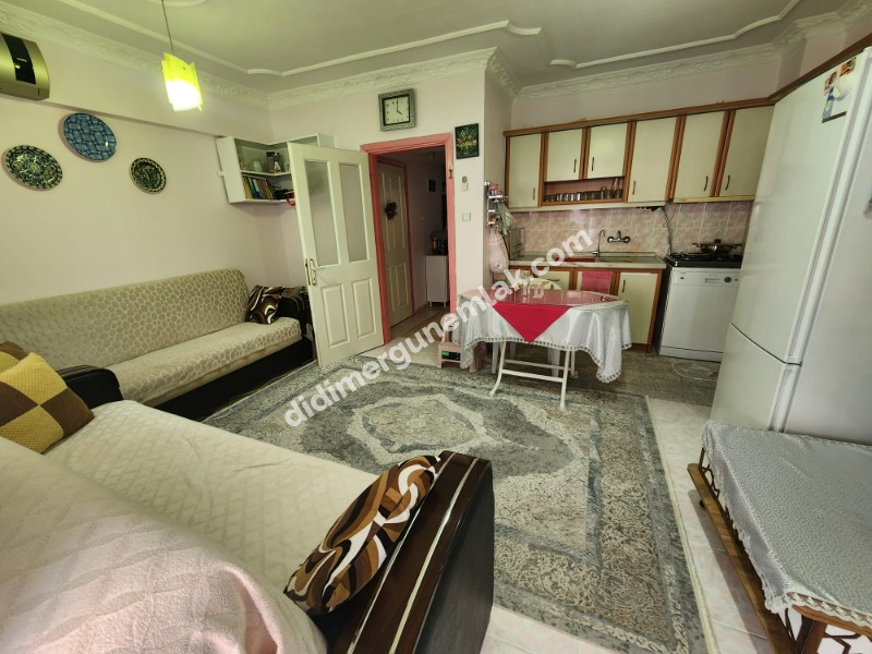 DİDİM ÇAMLIK MAHALLESİNDE DENİZE SADECE 500 METRE YÜRÜME MESAFESİNDE EMSALLERİNE GÖRE UYGUN 2+1 AÇIK MUTFAKLI SATILIK FIRSAT DAİRE
